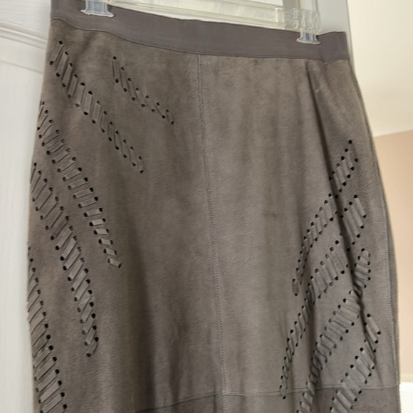 Elie Tahara- NEW - Suede pencil skirt. Never worn. Size 6 - Picture 9 of 10